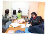宇治市黄檗にある三番割集会所/宿題や英語の勉強に取り組む子どもたち