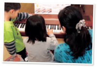 宇治市黄檗にある三番割集会所/ピアノに挑戦する小学1年生の女の子と男の子